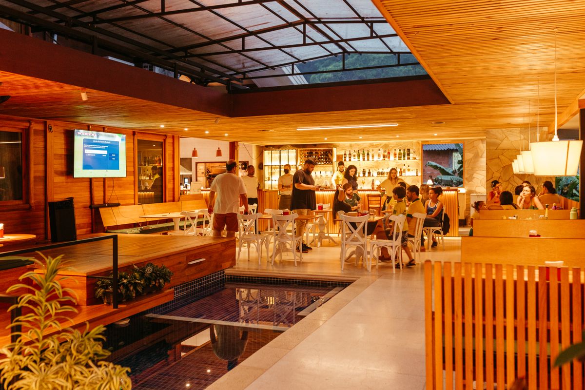 Özenle düzenlenmiş restoran masaları